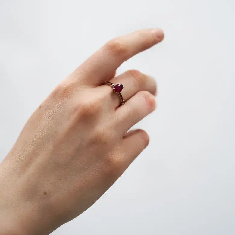 Pierścionek złoty z rubinem i granatami Pierścionek złoty z rubinem i granatami